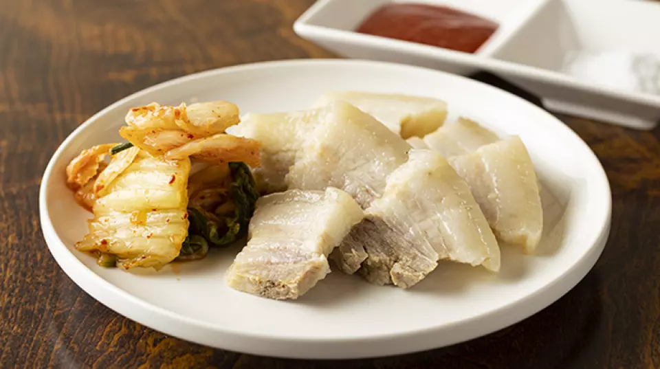 Our popular menu items include "Chanjamaki," a Korean seaweed roll with chanja, "Bossam Kimchi," steamed pork with Korean vinegar and miso sauce, and our secret handmade "Kimchi." You can enjoy to your heart's content "Banchan," a homely and warm dish that means "side dish" in Korean. We also recommend Japanese dishes such as "Sujini" and "Tempura." Don't miss out on our limited-time specialty menu items such as "Jyo Mino Yubiki," made with high-quality offal!