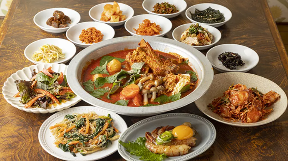 The 4,500 yen courses include the "Putejjigae Course" where meat and vegetables are simmered in a spicy soup, the "Hormone Nabe Course" where you can't help but enjoy the plump offal, and the recommended Korean hotpot "Gamjatang Course" where the flavors of spare ribs and vegetables are condensed. All courses come with an all-you-can-drink option available only on weekdays, and are only 5,000 yen! Why not enjoy a fun party where you can gather around a piping hotpot with your favorite drink in hand and have a great time?