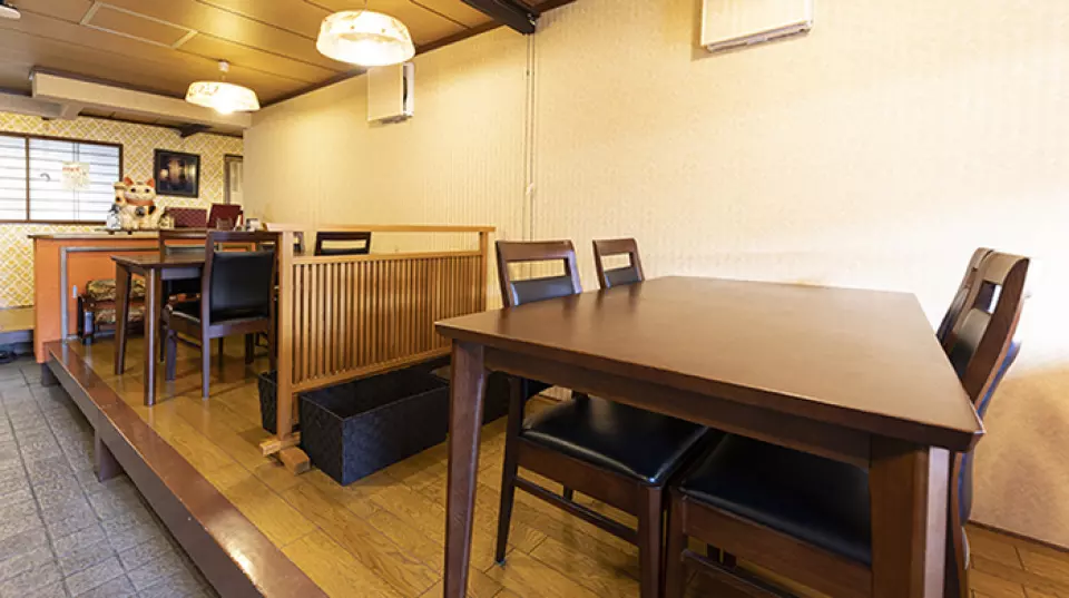 Located about a 3-minute walk from Jujo subway station, Toranoya is a Korean restaurant that has been loved by locals for about 50 years. The traditional interior has a cozy, homey atmosphere that will have you staying for a long time! We have counter seating, tables perfect for 4-5 people, and a Japanese-style room that can accommodate up to 22 people. Please feel free to use our restaurant for a quick drink by yourself, a meal with your children, or various parties with friends or colleagues.