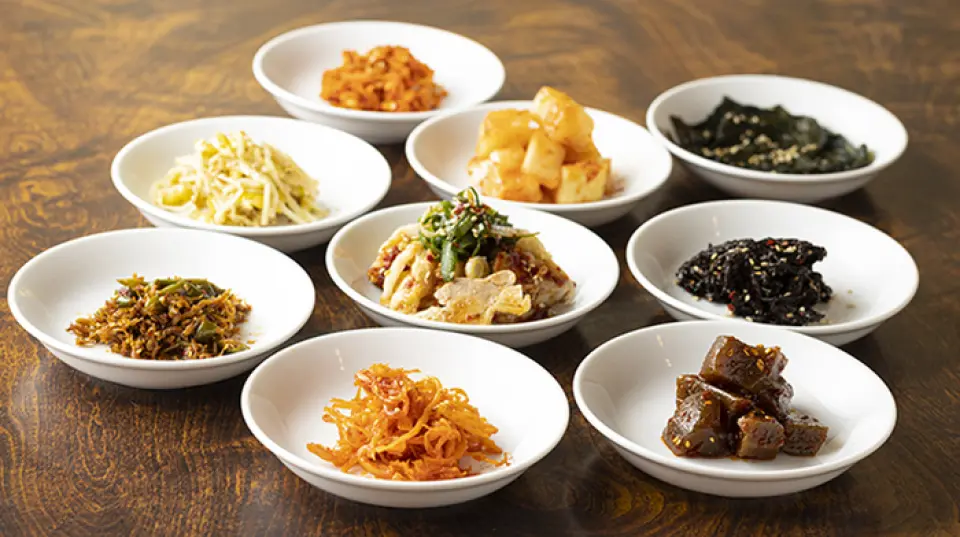 Since our founding, we have valued creating a bright, cheerful atmosphere and a comfortable, homely space. This is the secret to our love for our many regular customers. We always aim to be a restaurant that makes customers want to come back, and offer a diverse menu ranging from Korean to Japanese and original cuisine. We hope you will spend a blissful time relaxing your body and mind with our warm, homely cuisine.