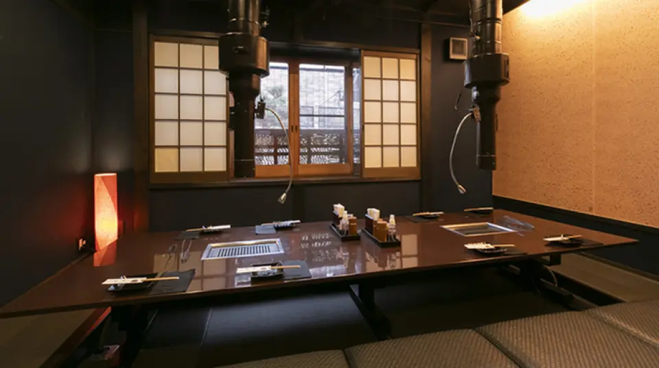 A sophisticated, calm space with a Japanese atmosphere. The tatami room seating for 6 to 10 people allows you to relax without worrying about those around you. Open the shoji screen to enjoy a view of the garden. There are also table seats with partitions. Perfect for entertaining, anniversaries, sightseeing, or any other day when you want to treat yourself a little.