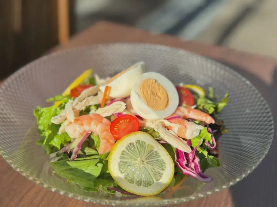 This bar restaurant serves healthy food made with local ingredients, something only our company, which also operates spas, can offer.
