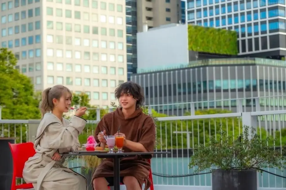 You can enjoy your meal while feeling the fresh air on the open terrace. Enjoy a relaxing time surrounded by pleasant breezes and natural light. Please feel free to come and join us! *Pets are allowed [Model: Aoi-chansu-san (Kimipuri)]