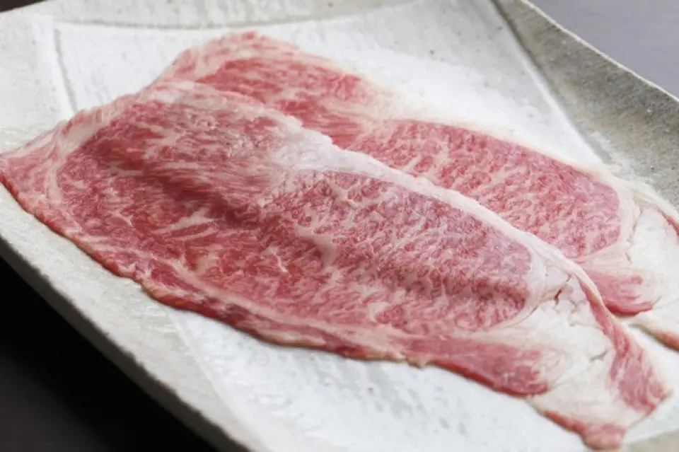 The premium Matsusaka beef loin, whose fat melts at room temperature, is of high quality and surprisingly melts in your mouth without being heavy. You should definitely try this delicious treat.