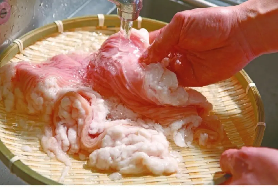 来自滋贺县的品牌牛肉，由在烹饪行业工作了 40 年的工匠烹制，并由经过严格日本料理培训的工匠提供服务。我们的工作充满了爱和关怀，我们提供改变时代的杰作，同时保留昭和时代的美好。当您在关注在其他商店找不到的我们的原创产品时，请带着 Sakae 一起回家，给您的胃、精神和体力充电。没有什么比第二天醒来并被人记住更让我高兴的了。 “昨天的烤肉很好吃。”