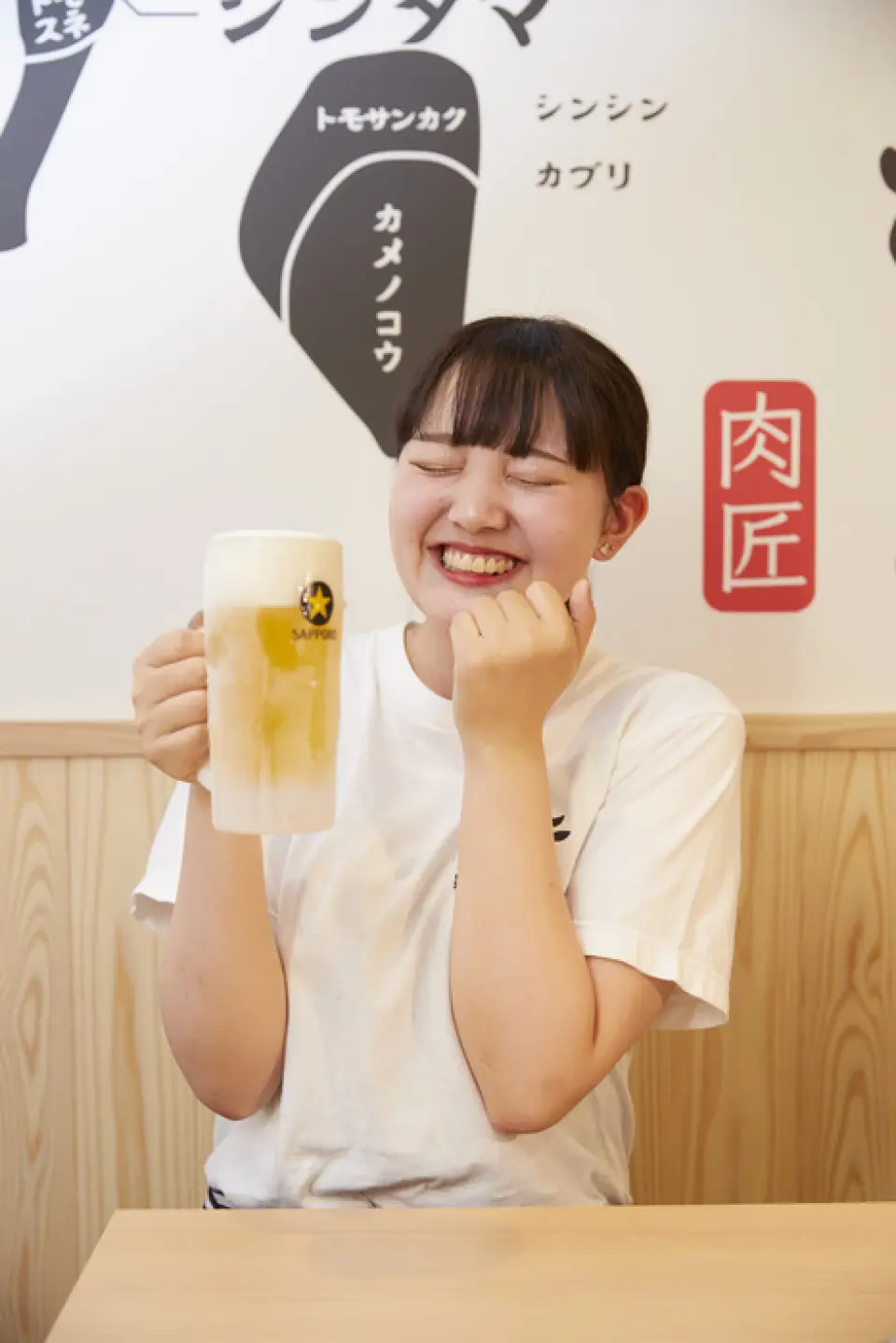 我们精心挑选的生啤酒是由经过严格温度控制和内部培训和测试的员工提供的。不仅泡沫均匀细腻，而且我们美丽的生啤酒具有液体与泡沫的黄金比例为7： 3. 重要的是，我们提供传统的一次倒生啤酒，每次订单都会仔细倒啤酒。不仅味道鲜美、口感顺滑，而且与生熟的河露也非常相配。