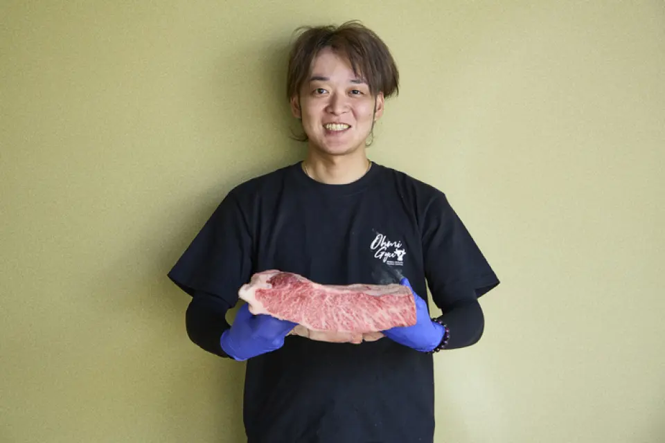 福村光希（37 岁）来自冲绳，是一名餐厅工作人员，在一家创意居酒屋工作了不到 10 年，之后决定在冠状病毒期间搬到滋贺县。这是我第一次在烤肉店工作，所以我每天都在学习肉类和内脏激素！