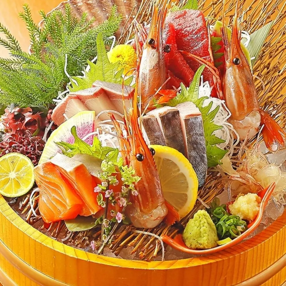 ``5 loại sashimi trong ngày'' là món ăn giúp bạn có thể thưởng thức trọn vẹn những hải sản tươi ngon được mua từ cảng cá hàng ngày. Chúng tôi kết hợp các đề xuất theo mùa để bạn có thể mong đợi xem mình có thể tìm thấy loại cá tươi nào vào ngày hôm đó. Ngoài ra, đối với món tempura giòn và có kết cấu nhẹ, chúng tôi chú ý đến cả bột bánh và nguyên liệu. Chúng tôi sử dụng của chúng tôi sự pha trộn đặc biệt của riêng bạn. Bạn có thể thưởng thức các loại rau theo mùa với bột. Đừng bỏ lỡ thực đơn, bao gồm cả "Otsunabe", nơi bạn có thể thưởng thức món thịt bò nội địa hạng A5 đầy đặn và thơm ngon!