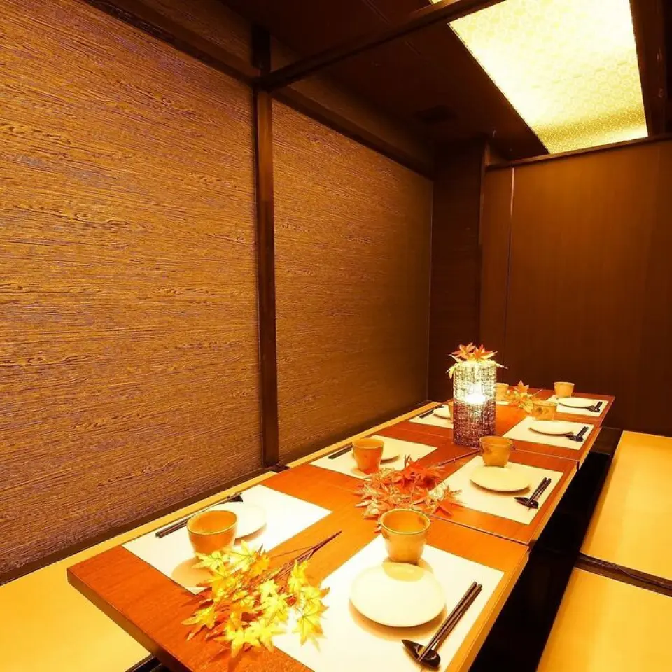 We have a private room with a sunken kotatsu table that can accommodate 2 people or more. It can accommodate up to 80 people! (A fully private room can accommodate up to 40 people.) It can be used for various occasions such as dates and drinking parties in Nishiin, Kyoto. *Please contact us for reservations for 40 people or more.