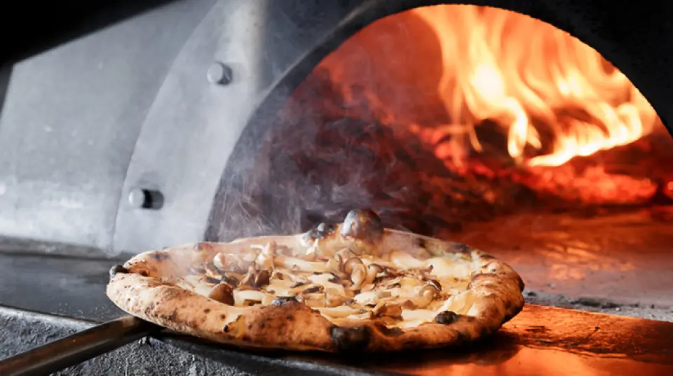 We are proud of our oven-baked pizzas, where the chef, who has trained in Italy, stretches the dough and bakes each pizza individually after receiving an order. Ingredients such as salt, flour, and tomato sauce are also imported directly from Italy. We recommend the "Margherita," which embodies the essence of Neapolitan pizza; the "D.O.C.", which features buffalo mozzarella with simple tomato and basil; and the "Macellaio," which features a luxurious selection of homemade sausages and salami. Choose your favorite pizza from our selection of over 20 varieties.