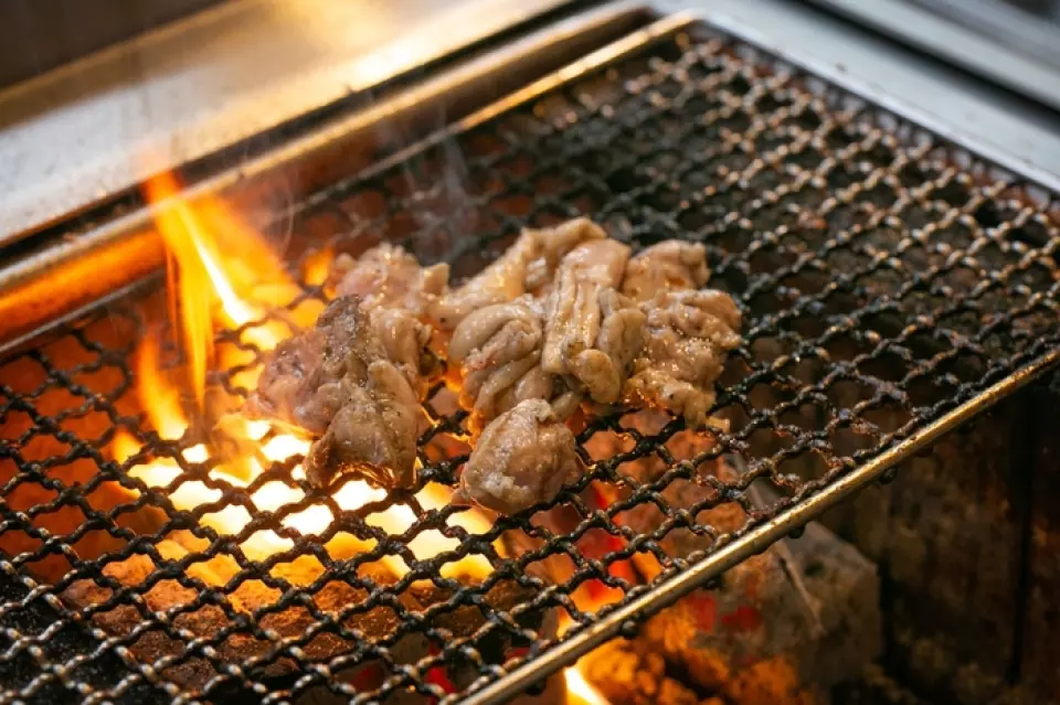 Món yakitori nướng than sử dụng Nagoya Cochin cũng được khuyên dùng. Nagoya Cochin, một loại gà địa phương ở tỉnh Aichi, có đặc điểm là thịt dai vừa phải và hương vị đậm đà. Bằng cách nướng tất cả gà địa phương được lựa chọn cẩn thận trên than củi, chúng tôi giữ được hương vị và tạo ra một kiệt tác ngon ngọt. Trong số đó, `` Tsukimi Tsukune '' là món ăn được khuyên dùng kết hợp nước sốt tự làm và lòng đỏ trứng. Chúng tôi còn có nhiều loại kinh điển khác như đào và seseri, mời các bạn thưởng thức mùi thơm của than củi và vị ngon của nguyên liệu.
