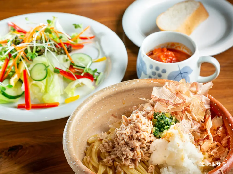 This dish is a delicious and healthy original pasta, salad, soup, and other dishes that you can enjoy to your heart's content. You can choose your favorite pasta from several different varieties that change monthly, each with a fun combination of ingredients. It is served from 11:00 to 18:00, so it's perfect for a late lunch.