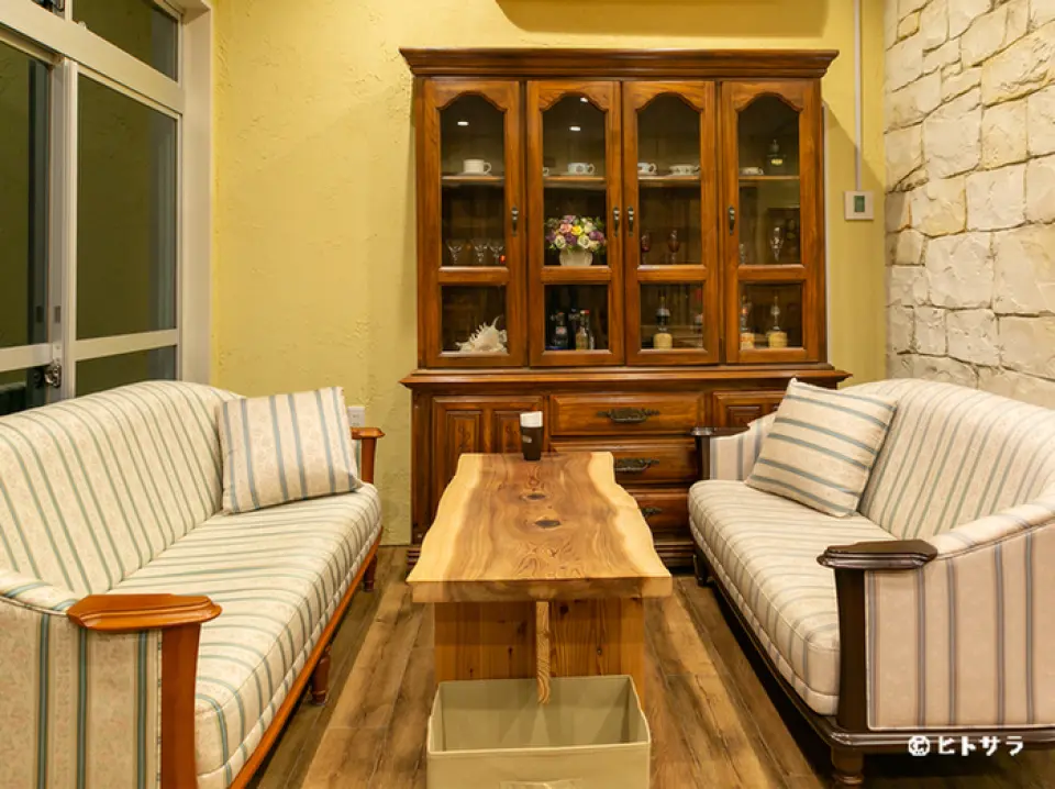 This dining room was renovated from a former stonemasonry office. The open space has tables, sofas, and a sunroom that can be used as a terrace. The interior is furnished with European furniture and fixtures, creating a stylish and elegant space where you can relax.