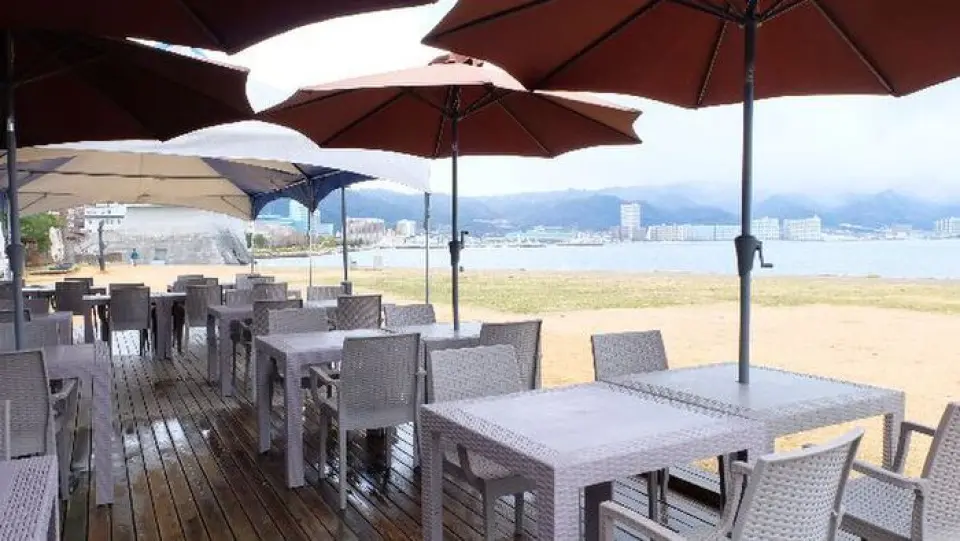 HashingDINER is located on the shores of Lake Biwa. A magnificent view spreads out before you from the wooden deck terrace seats. Why not enjoy a leisurely meal while enjoying the pleasant breeze and refreshing blue sky at lunchtime, and the beautiful starry sky at night? You're sure to be able to relax both body and mind in this open space that will make you forget your busy schedule. It's also recommended for a date or girls' night out that's a little different from the usual. Please come and visit us for a wonderful day to spend with your special someone.