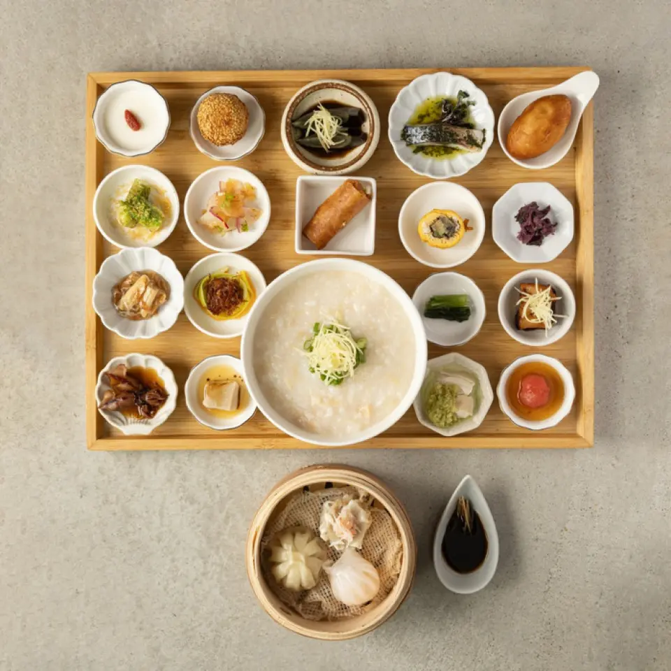 We offer a morning meal of Hong Kong style porridge that is gentle on the body. The porridge is simmered slowly in soup with concentrated umami flavor, giving it a rich and nutritious taste. The rice is cooked until soft, making it easy to digest and perfect for breakfast. You can start your new day in a healthy way. Comes with 18 side dishes that change with the seasons. You can enjoy a variety of flavors little by little. We have taken care to balance the visual color and nutrition. You can also order additional dim sum. Morning drinks are also OK!