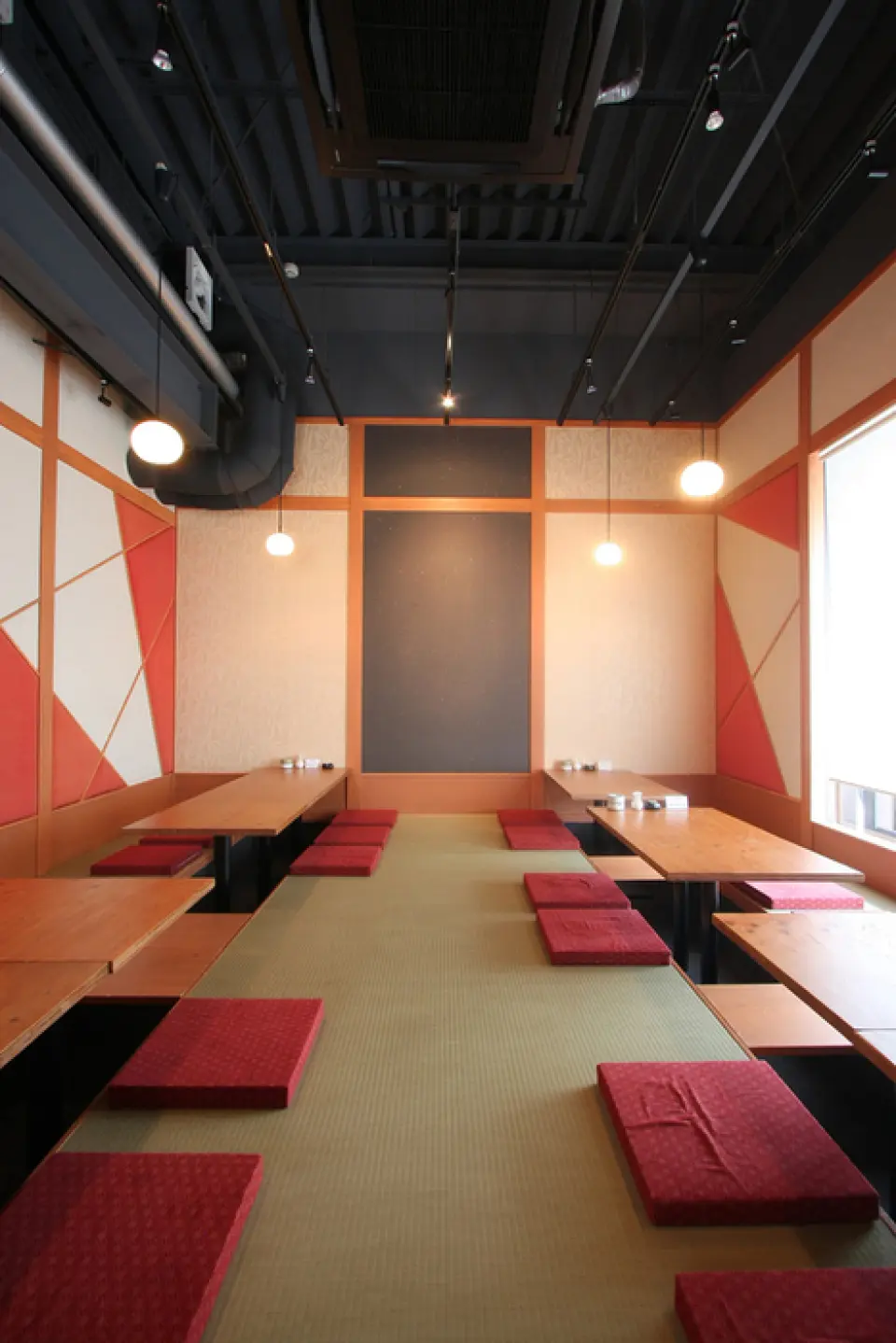 Private rooms can be reserved for up to 30 people. Perfect for various banquets. Please ask our staff if you would like to use them.