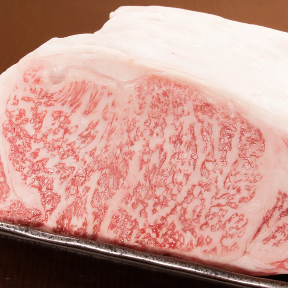 The Japanese Black Beef we serve at our restaurant is carefully selected from the best meat for each season, without being particular about the brand of origin. The meat is very thick and voluminous, and it melts in your mouth with a juicy taste. The meat is simply grilled, so please enjoy it with wasabi, rock salt, and black pepper. Please enjoy the natural flavor of the meat.
