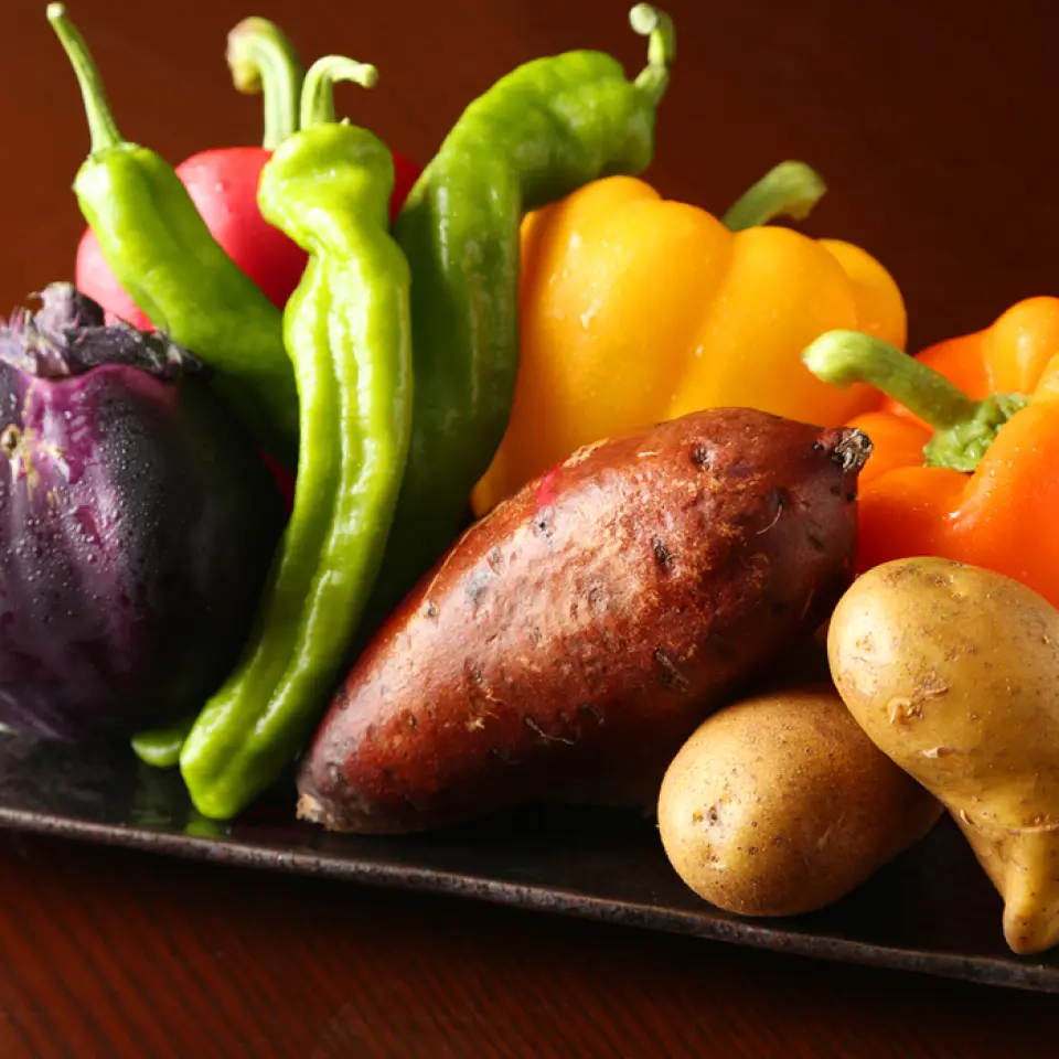 Kyoto vegetables, which are grown in the climate of Kyoto and have supported and developed the city's unique food culture, are characterized by their unique shape and color, deep flavor, and high nutritional value. Our restaurant carries a variety of seasonal Kyoto vegetables, including Kamo eggplant, Manganji peppers, Kujo green onions, and Shishigatani pumpkin. Please enjoy the simple flavors of the ingredients in our teppanyaki grill.