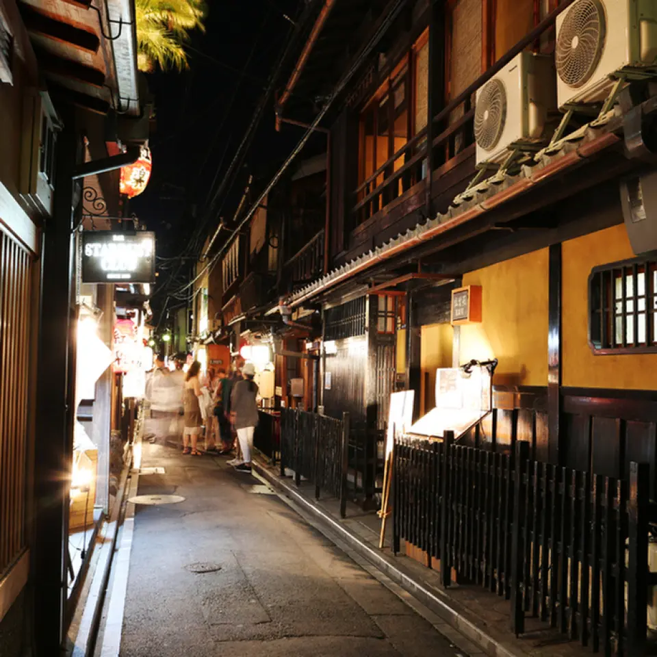Kyoshiki-an is located in Pontocho, Kyoto's entertainment district, which is bustling with people every day. We have counter seats where you can casually stop by alone, as well as seats that can be used for a variety of occasions, such as dates, anniversaries, meals with friends, and sightseeing in Kyoto. Please enjoy a relaxing time in our restaurant, which has a gentle atmosphere.