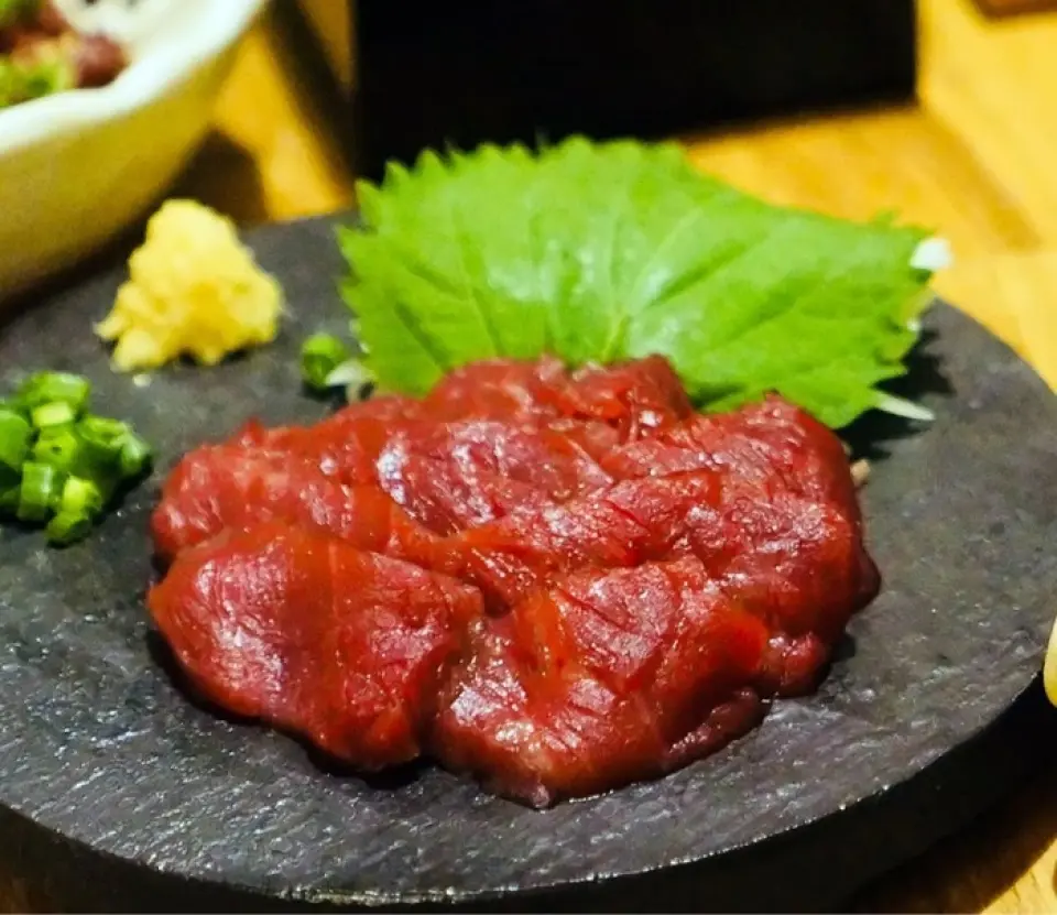 除了内脏锅以外，我们还提供各种其他美味佳肴。使用熊本县产的新鲜马肉制作的“马刺身”蛋白质含量高、热量低，因此也颇受女性欢迎。搭配酱油和生姜一起享用。我们还提供使用兵库县但马鸡的五个不同部位制成的生鱼片以及鸡肉、猪肉、牛肉、海鲜和蔬菜串烧。此外，弹牙的“内脏烧”采用和牛内脏奢华制作，富含胶原蛋白。搭配我们的特色酱汁或盐即可享用！