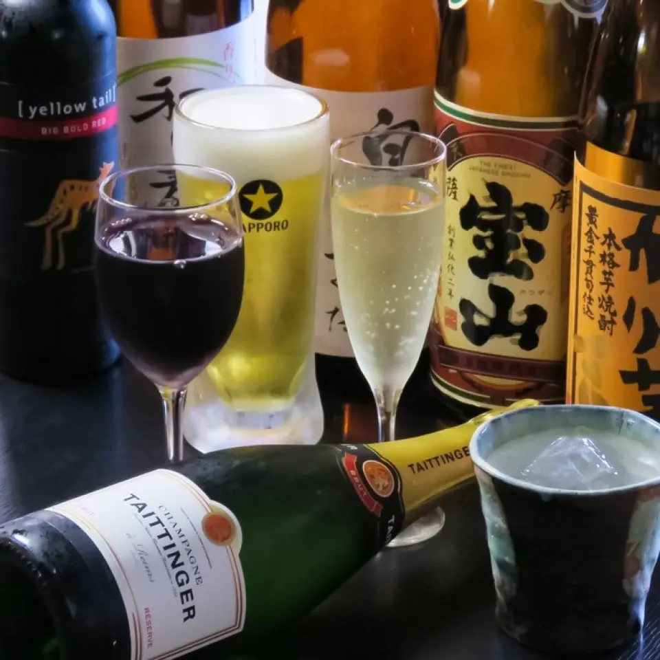 我们提供各种饮品，从标准的生啤酒和酸啤酒到梅子酒和鸡尾酒。该系列提供多种饮品，包括清酒、烧酒以及芒果和巨峰葡萄等水果味酒。我们还提供 90 分钟的无限量畅饮服务，价格为 2,000 日元。请与本店的招牌烤内脏等一起尽情享用。