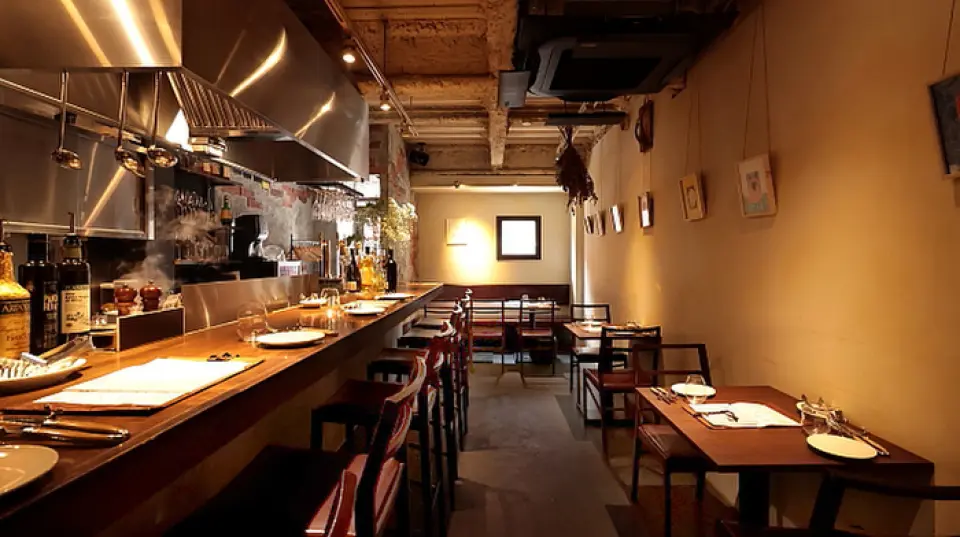 休闲意大利餐厅【Bal Cibo】，让您有宾至如归的感觉，放松身心。餐厅内部以砖木为主，营造出温馨、古色古香的氛围。在吧台座位上一边用餐一边观看厨师准备食物的过程。我们还设有适合约会和女孩聚会的餐桌座位。它可用于多种场合，从个人用餐到公司聚会。也有包租服务，请随时联系我们◎