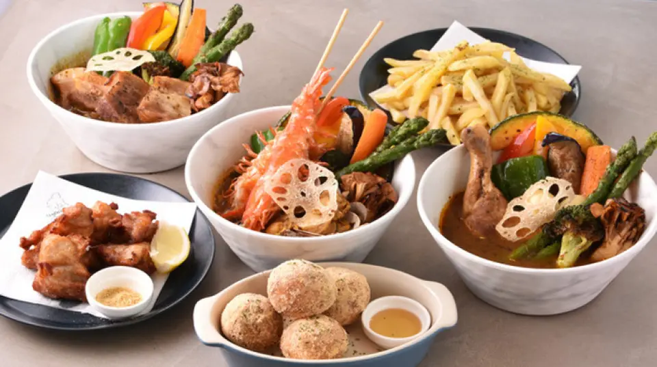 During dinner time from 2pm, we offer not only soup curry but also izakaya menu items that go well with alcohol! We have a wide variety of dishes available, such as ajillo, french fries, and cheese balls. We also have a large lineup of alcoholic drinks, including Korean beer "Terra Beer," wine, and highballs. Enjoy your favorite drink with your meal!