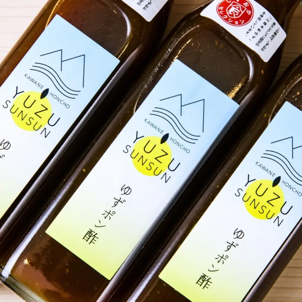 "Kawamotocho Yuzu" là loại yuzu [chất lượng hàng đầu] được tạo ra bởi sự ưu đãi của thiên nhiên phía Nam dãy Alps và người dân Kawanehoncho. Nó được đặc trưng bởi một mùi hương mạnh mẽ được tạo ra bởi môi trường tự nhiên. Bí mật về hương thơm của nó nằm ở lớp vỏ dày của nó. Từ cuối hè đến mùa thu, khi quả chín, sự chênh lệch nhiệt độ lớn giữa sáng, tối và ban ngày khiến vỏ yuzu phát triển dày nên chứa nhiều thành phần thơm, và Kawanemoto Yuzu được cho là đặc biệt thơm.