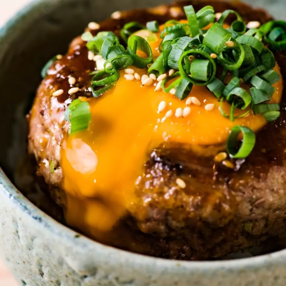 Bạn có thể chọn thịt bò, thịt lợn hoặc thịt gà, tất cả đều có nguồn gốc trong nước để làm món thịt viên teppan! Tìm hương vị yêu thích của bạn từ 8 loại nước sốt đa dạng, bao gồm sốt ponzu Kawanemoto Yuzu được chúng tôi khuyên dùng, bơ nhím biển, sốt miso, mận tía tô...