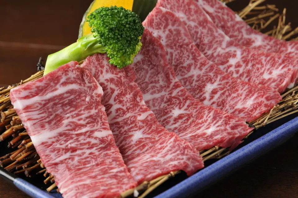 本店讲究【新鲜度】。我们使用的激素是早上新鲜捕获的。肉类以厨师风格提供，经验丰富的肉类厨师接受订单并将每个部分切成最佳的厚度和尺寸。收到订单后手工切割的肉具有特殊的质地、多汁性和风味。请欣赏这件闪耀着工匠精神的杰作！