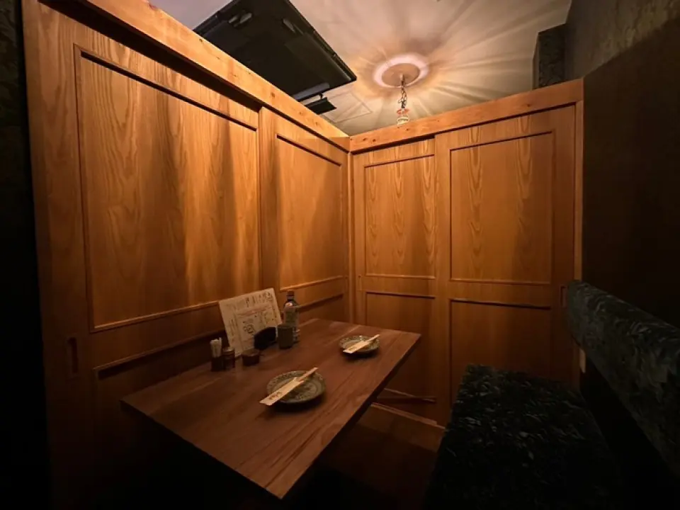 本店距离春日井站步行 1 分钟，交通便利，是一家适合成人的休闲酒吧。时尚的氛围吸引了很多女性顾客。私人房间可容纳 2 人或以上。如果您想使用我们的宴会厅（最多可容纳 12 人、最多可容纳 30 人、或可容纳 50 人或以上的私人用途），请随时与我们联系。