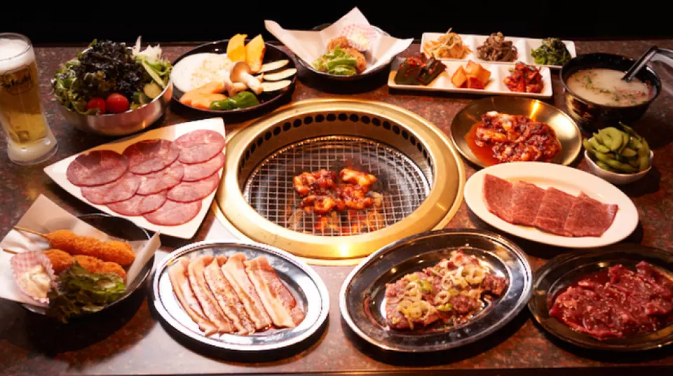 從合理的菜單到優質的黑毛和牛，您可以輕鬆享用豐富的菜單！其中裙邊牛排、sagari、小排骨等都是深受顧客好評的人氣菜色。適合下酒的點菜色也很豐富，不僅適合用餐，也適合喝酒。