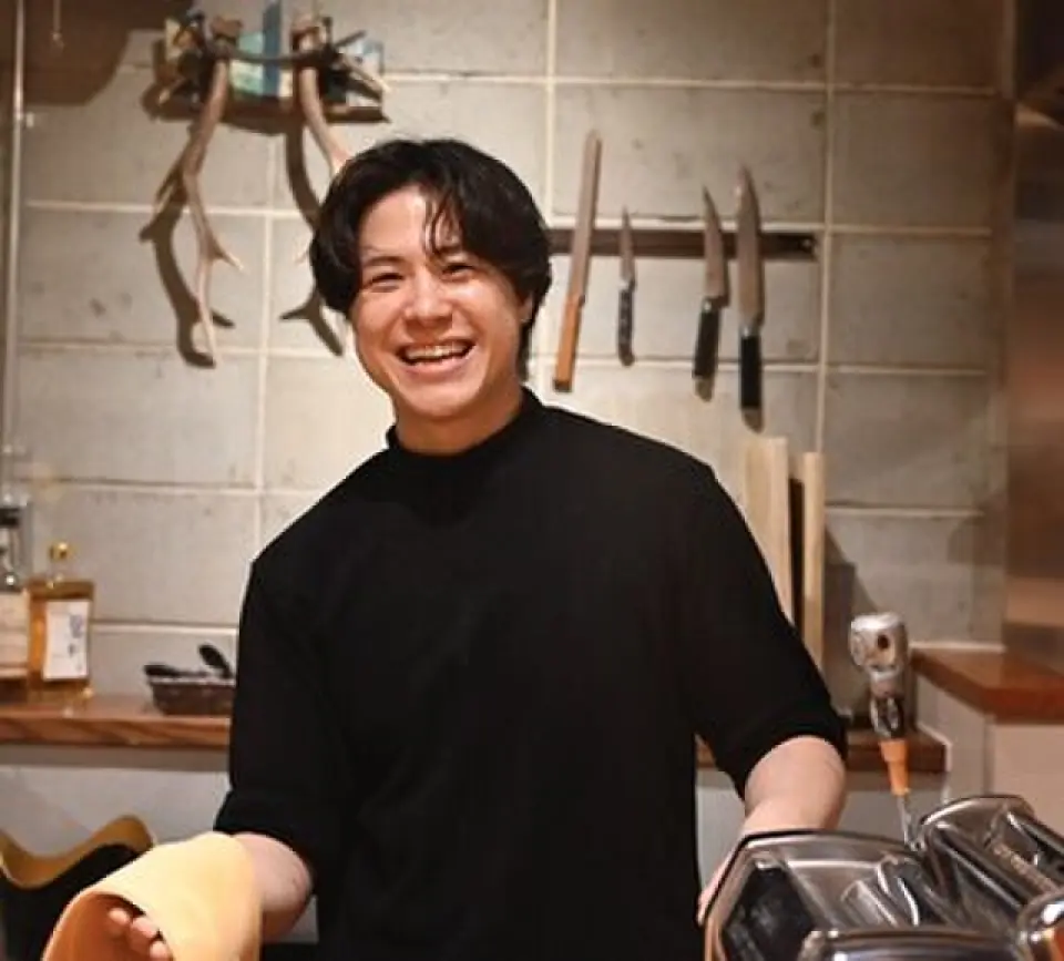 Được đào tạo tại các nhà hàng ở Kyoto và Nagoya, làm việc với các nguyên liệu Aichi tại hirovanna, sau đó thành lập nhà hàng Ý ``Shokudo Chisan'' ở ga Nagoya với tư cách là đầu bếp và biến nó thành một nhà hàng nổi tiếng. 2024 Được bổ nhiệm làm đầu bếp “địa phương” và đảm nhận thử thách thể hiện độ ngon của nguyên liệu địa phương.