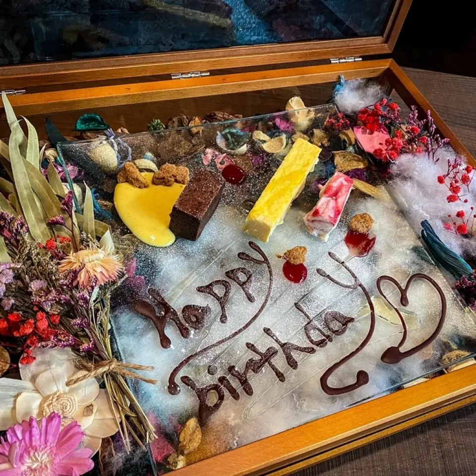 如果您正在尋找用於慶祝或驚喜的甜點盤，請來到我們的商店！在我們的餐廳，我們將用原創甜點盒為您提供甜點，為您的演示增添魅力。我們提供的所有甜點都是自製的！從冰淇淋到蛋糕，一切都是手工製作的。您也可以在甜點盤上添加一條訊息。請讓我用留言來慶祝吧♪