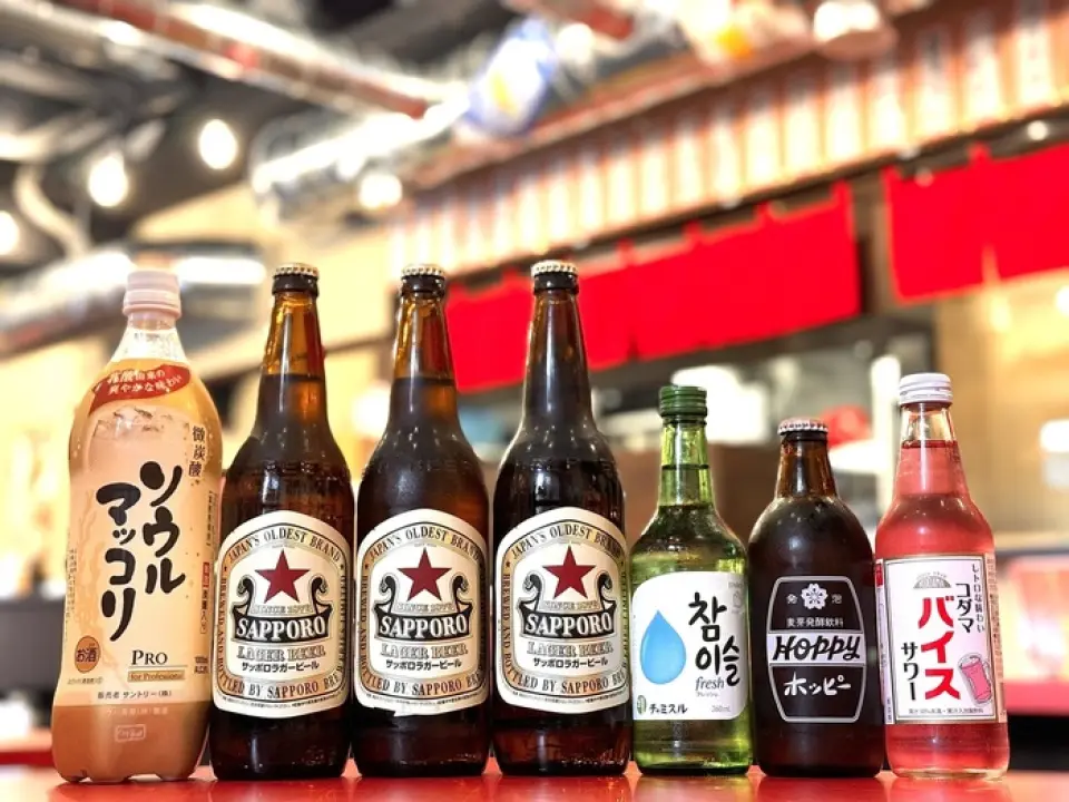 我們提供多種與食物搭配的飲品！我們提供“Akaboshi”瓶裝啤酒。您想和冰鎮的赤星乾杯嗎？ ，還有更多！我們也備有無酒精啤酒和軟性飲料，所以即使不喝酒也不用擔心。