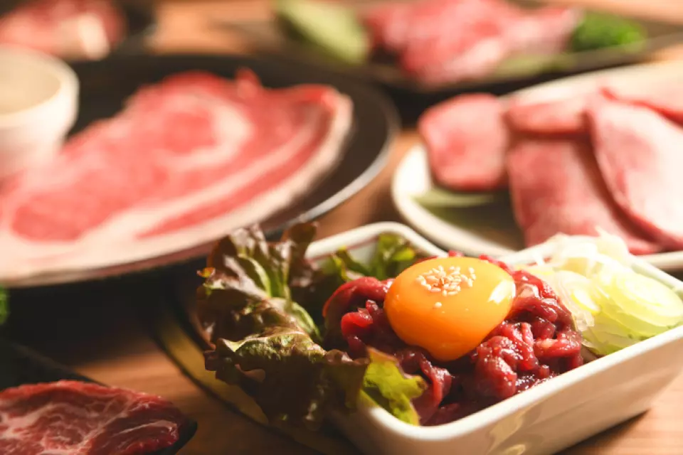 Our restaurant is open until 9am. It is located just a minute's walk from Sakae Station Exit 1, so it can be used freely for after-parties, third-party parties, or to enjoy delicious yakiniku before the first train of the day. Inside the restaurant, you can take off your shoes and relax. Roller curtains allow you to enjoy your meal without worrying about the people around you. We also have private rooms that are perfect for small groups. Please feel free to use our restaurant for anything from a casual drinking party with friends to a special occasion party.