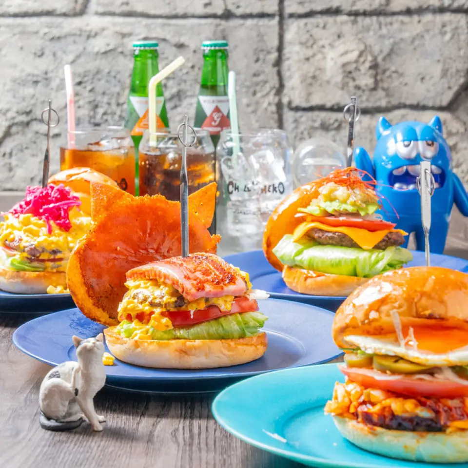 In addition to the standard burgers, be sure to check out the seasonal burgers that incorporate seasonal ingredients! One type is offered each month, so you can enjoy discovering a new masterpiece every time you visit. For details on the latest menu, be sure to check out Instagram◎In addition to the burgers, you can't miss the eye-catching burger picks and the cat goods scattered throughout the store◎Enjoy a relaxing meal surrounded by adorable cats♪