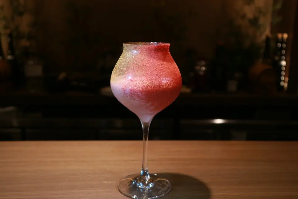 我们的商店提供各种精心挑选的鸡尾酒。始终有 20 多种标准菜单可供选择。此外，我们还提供多种招牌鸡尾酒。其中，强烈推荐使用京都产精酿杜松子酒“Kinomi”和马斯卡彭奶酪制成的“抹茶提拉米苏马提尼”。其他受欢迎的产品包括甜味的“草莓提拉米苏马提尼”和味道温和的“抹茶老式”。
