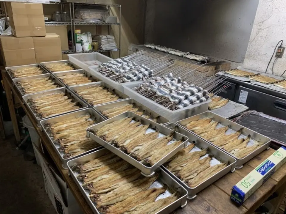 我们使用木曾三河的地下水“购买”了保持最佳状态的鳗鱼，最大限度地减少了对脆弱鳗鱼的压力。我们使用的是日本鳗鱼，它又厚又大，含有大量优质脂肪。使用我们独特的烹饪方法，只去除多余的脂肪，从而产生适量的多汁和“酥脆、蓬松”的质地。