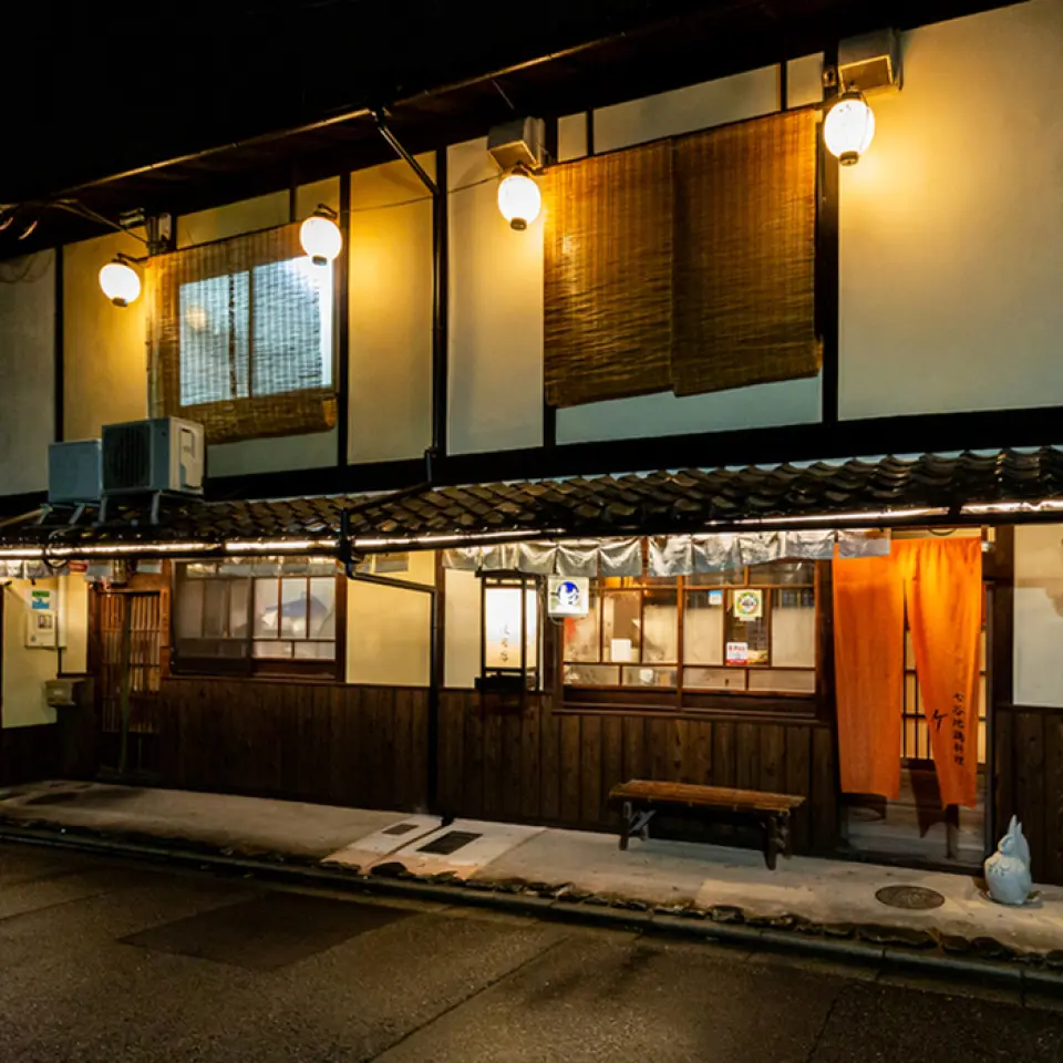 A 2-minute walk from Hanazono Station. Located on a quiet street, this tenement house is over 100 years old. Natural materials such as bamboo flooring and clay walls are used, and bamboo charcoal that generates negative ions is laid out under the floor, allowing you to relax while you dine. The first floor has table seats and counter seats where you can see the old well, making it recommended for group banquets and dates. The second floor can be reserved for up to 25 people. The warm interior of the restaurant, which retains the remnants of a traditional Japanese home, is perfect for various banquets. Make your reservation early.