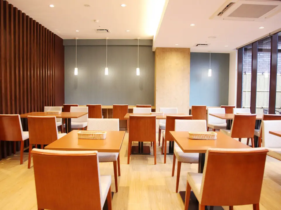 「Café Restaurant Lavender」位於草津城市飯店1樓♪雖然是飯店餐廳，但氣氛輕鬆，可以輕鬆享用。還有兒童支撐椅，帶孩子不用擔心！