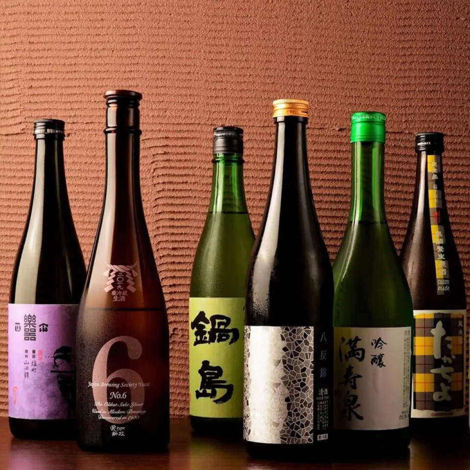 日本酒約70種、燒酒約40種、梅酒、果酒約15種。此外，我們還提供超過 150 種酒精飲料，包括精釀啤酒和無酒精啤酒。我們每兩週從全國各地的釀酒廠訂購約 10 個不同品牌的清酒，因此您每次都可以購買新清酒。享用您最喜歡的酒精飲料。