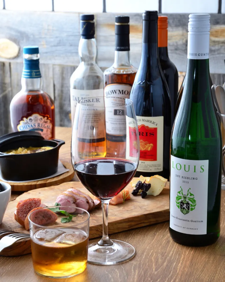 我們提供各種飲品，從我們自己製作的流行水果酸酒，到 10 多種杯裝葡萄酒，再到鑑賞家專用的煙熏高球酒，當然還有我們自製的桑格利亞酒和無酒精雞尾酒。