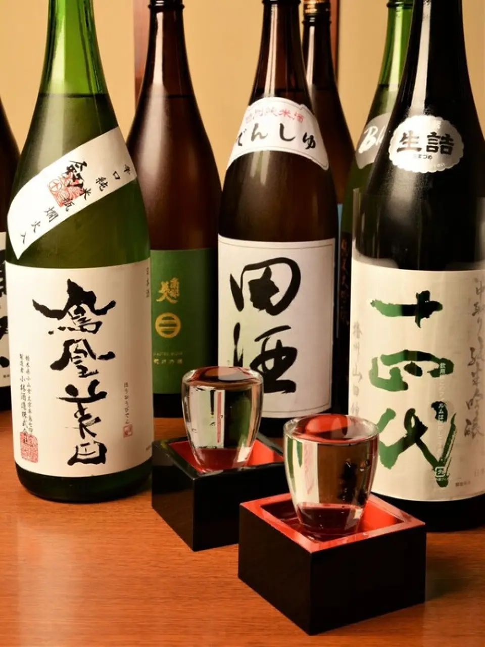 我们提供各种与日本特色酒完美搭配的酒精饮料，从标准品牌到限时特色清酒。如果您有任何偏好，请随时询问我们的工作人员。