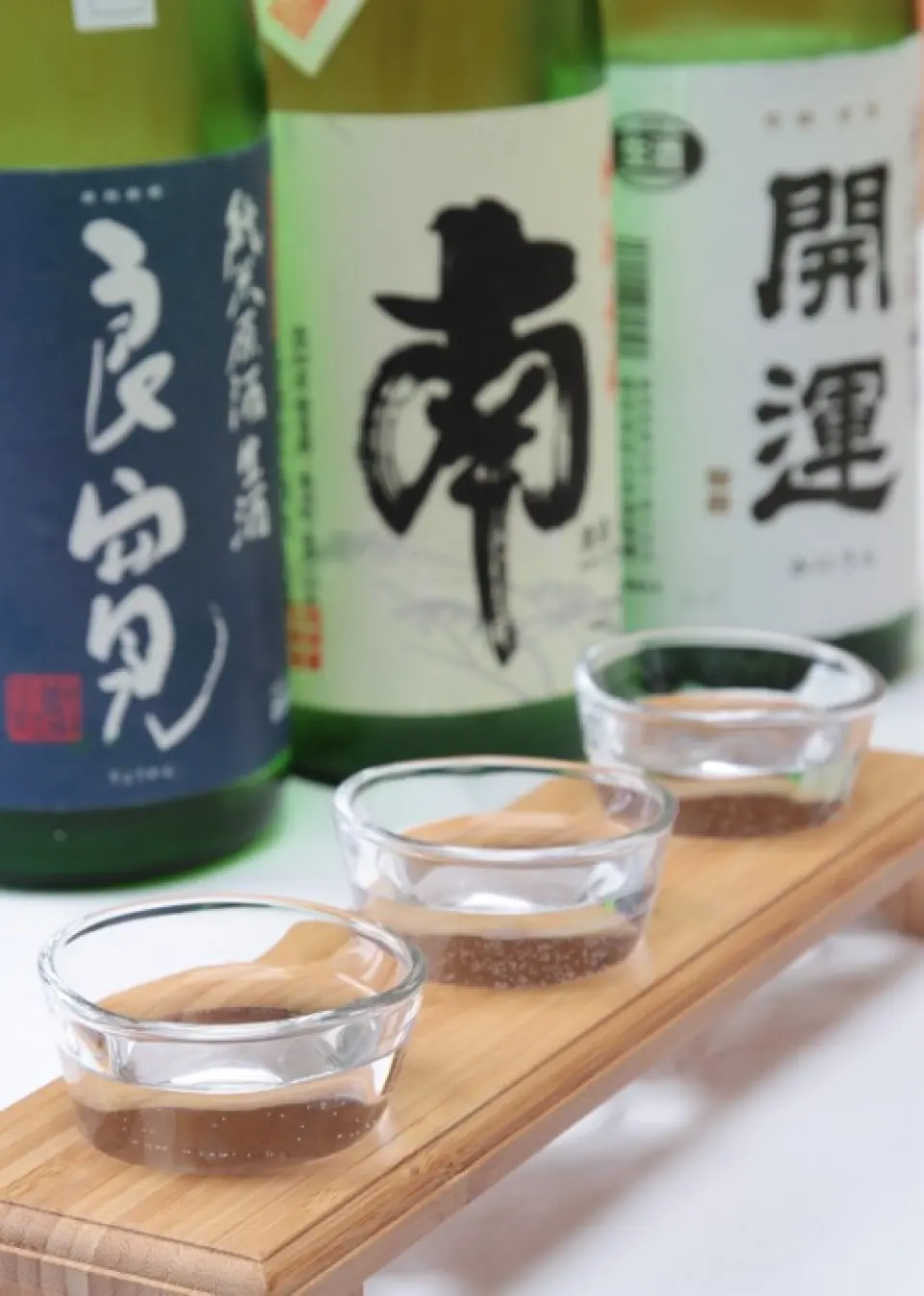 我们有9种日本酒，包括京都当地酒和季节限定酒！我们还举办饮酒比赛，您可以选择您最喜欢的3种类型，所以请找到您最喜欢的品牌。我们还有8种梅酒可供选择！梅酒的口味多种多样，您可以选择自己喜欢的三种进行比较，敬请订购！