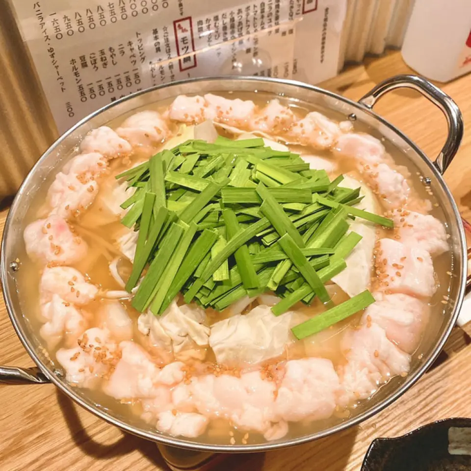 We have a wide variety of dishes using horumon (offal), but we especially recommend the motsunabe (hot pot) made with Omi beef offal. The tender offal is perfectly matched with a light chicken bone soy sauce-based soup! The fat in the offal is not heavy and can be enjoyed lightly! In contrast to the motsunabe, the rich doteyaki (deep-cooked stew) is simmered in broth and goes perfectly with alcoholic drinks! Please enjoy your favorite offal dish.