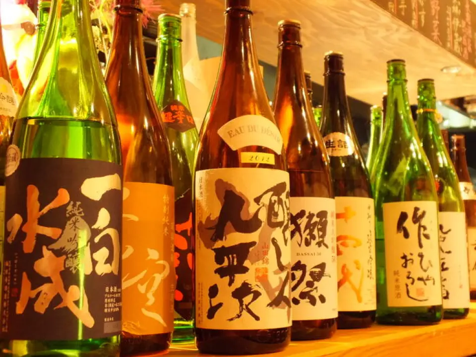 店主是一位合格的清酒酿酒师，以“与烤鸡肉串和鸡肉菜肴相配的酒”为座右铭，精心挑选了8种以上的京都当地清酒和14种日本各地的当地清酒。另外还有超过14种的烧酒，即使是喜欢喝酒的人也能尽情享受。 （为了不与姊妹店鸟原店重叠，我们的产品阵容很丰富）