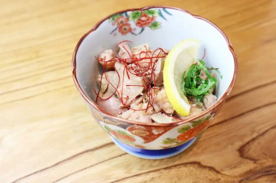 Riume不仅提供烤鸡肉串，还提供各种鸡肉菜肴。其中最受欢迎的是「软肝炖」！它颠覆了煮肝的概念！充满自信和自豪的Toriume提供了其他商店找不到的柔软和风味！