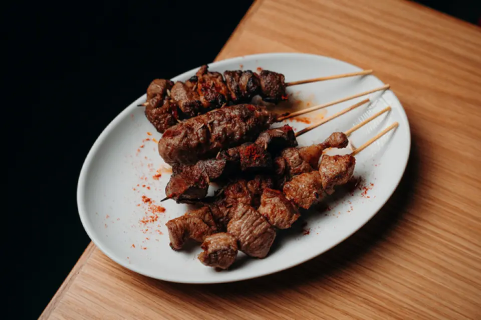 无异味的优质羊肉，购自北海道肉店【肉之山本】。本着“用羊肉串和美味小菜来调味你的胃和你的日常生活”的理念，我们提供富有创意和品味的菜肴。特别推荐的是“羊串烧”，可以品尝到羊后腿肉、羊心、羊肝、肉丸等不同口感和风味的菜肴。千万不要错过可以体验肉质新鲜自然味道的限量版“羊排”，以及在其他地方吃不到的“正宗羊排香草”！