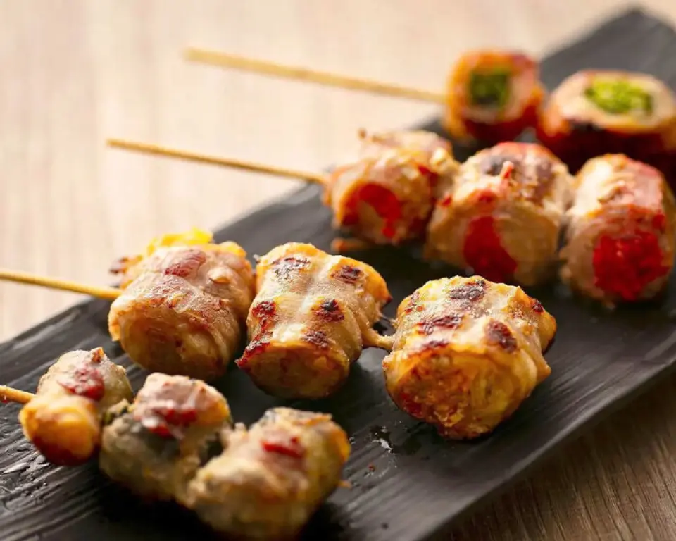 We are proud of our skewers made with colorful ingredients such as thick-sliced bacon, lettuce, and mentaiko! We also offer rare skewers that can only be found at our restaurant, such as soft-boiled bacon and egg, mozzarella skewers, and sukiyaki skewers! The feeling of happiness when each carefully prepared skewer is brought to your mouth is exceptional! If you are not sure what to order, we recommend the "5 Skewers of Assortment" ◎ Share with your friends and family and enjoy a relaxing time!